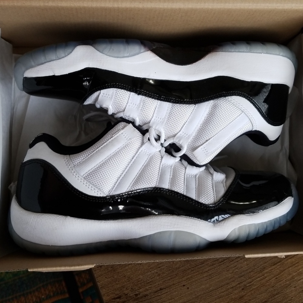 Air Jordan 11 Retro Low (Concords)